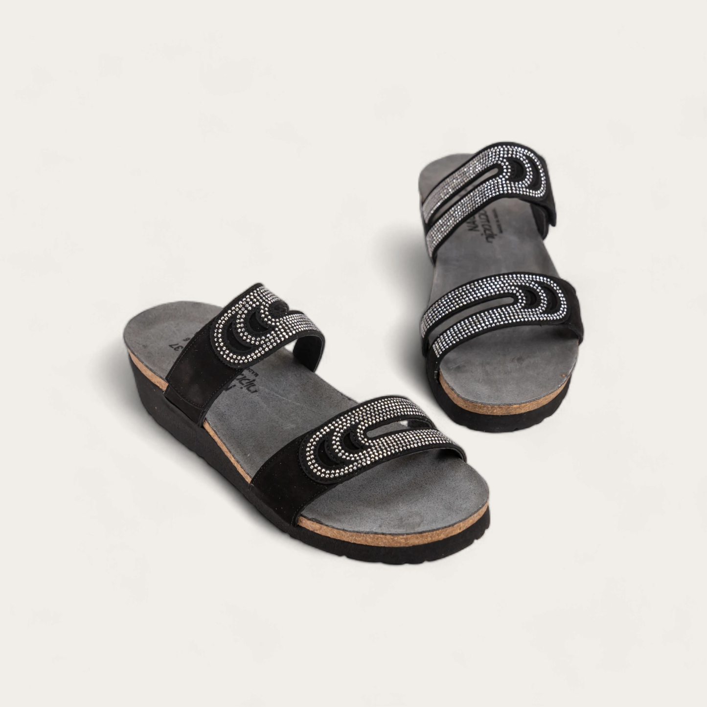 AINSLEY-4020-NEO-6-with-background_5ecf1c37-1c54-44d0-9939-84196545b409