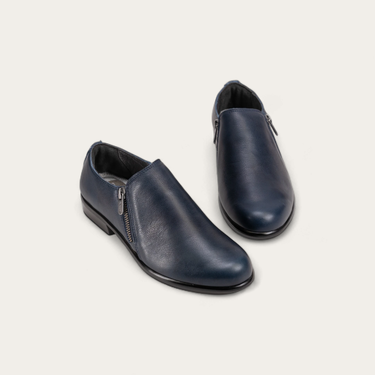 AUTAN-13126-081-6-with-background_04fce9bf-304f-4bd6-8986-cc57bc81833e