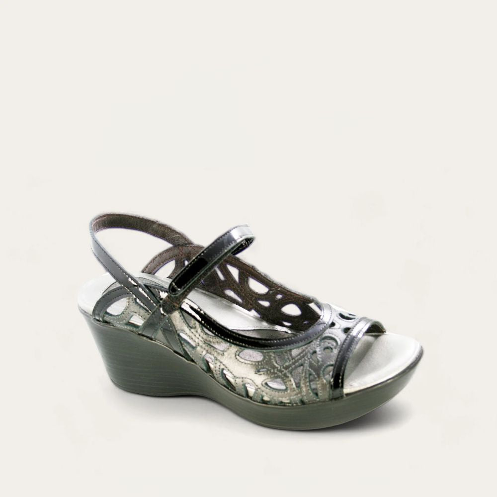 DELUXE-Black_Patent_Metallic_Road_Lthr-1_21682fcf-fa76-4ec0-a3cd-7150639bd753